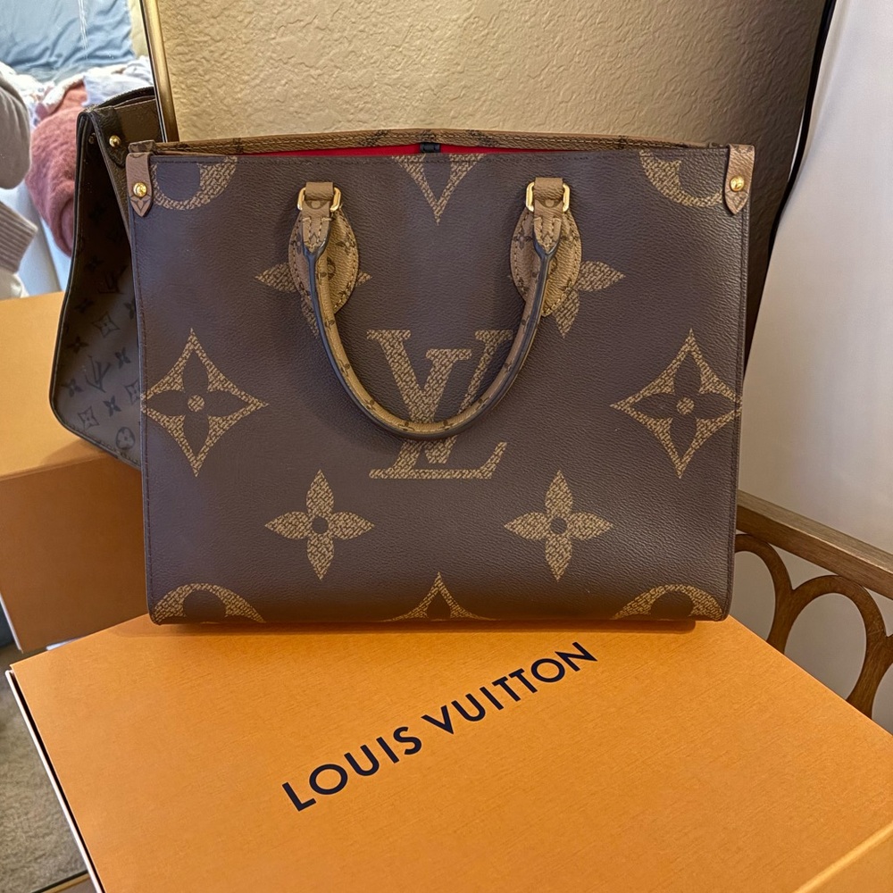 LOUIS VUITTON OnTheGo MM Monogram bag with red interior